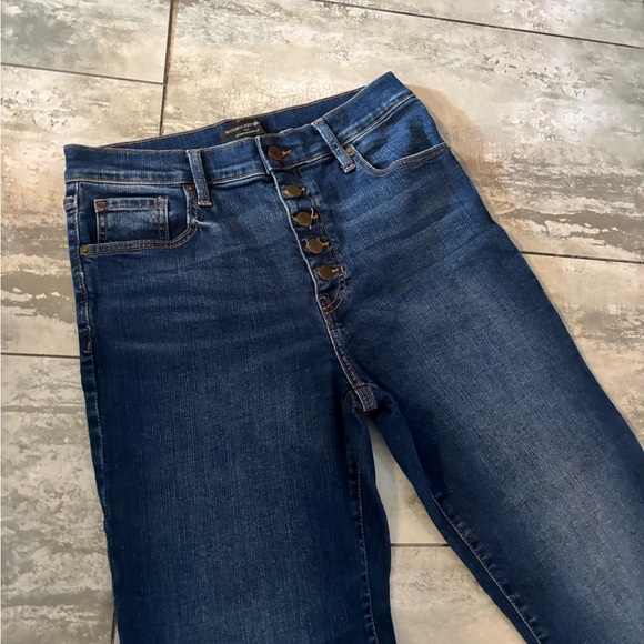 Like new Banana Republic cropped button fly bootcut jeans. Size 29/8 - Picture 3 of 7